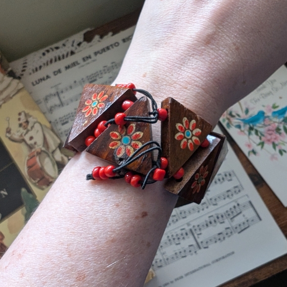 Wooden Beaded Bracelet with Floral Design - Picture 5 of 6